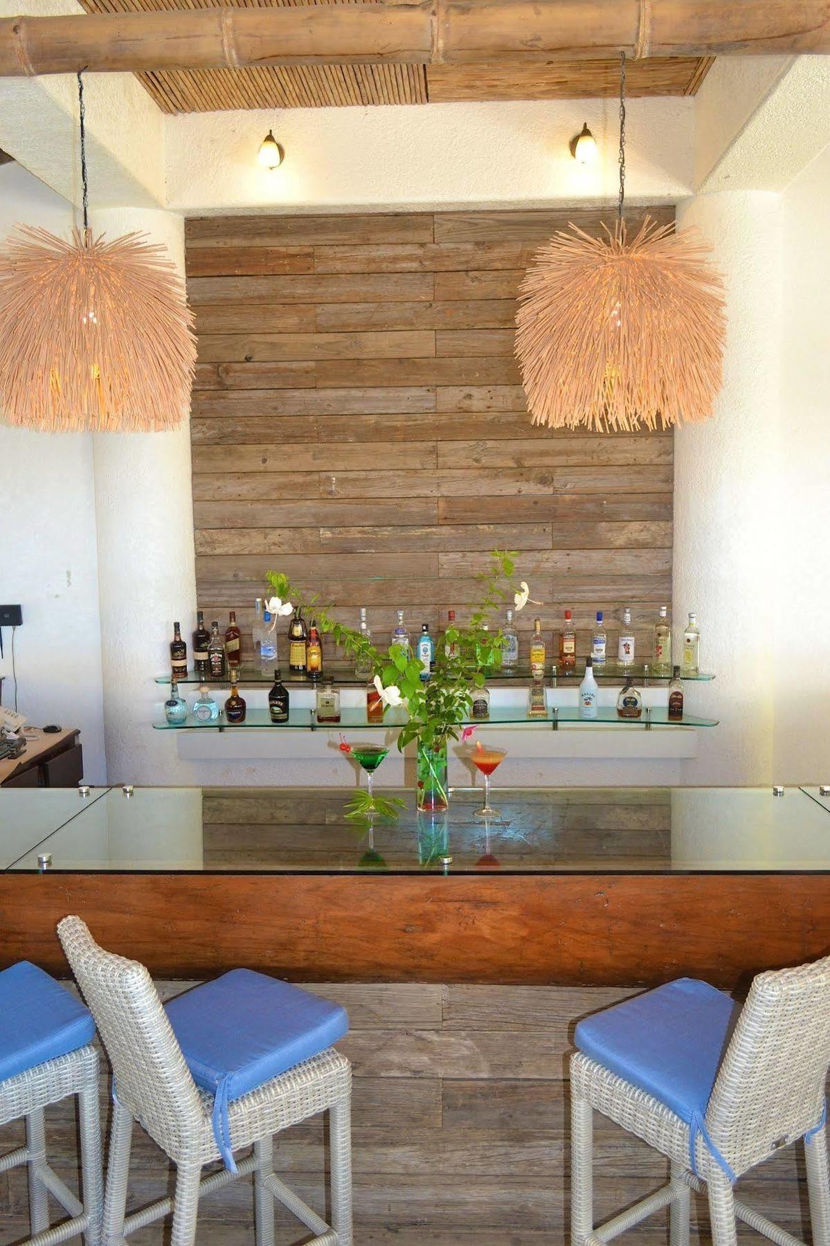 Las Sirenas Hotel And Condos 웨스트 베이 외부 사진
