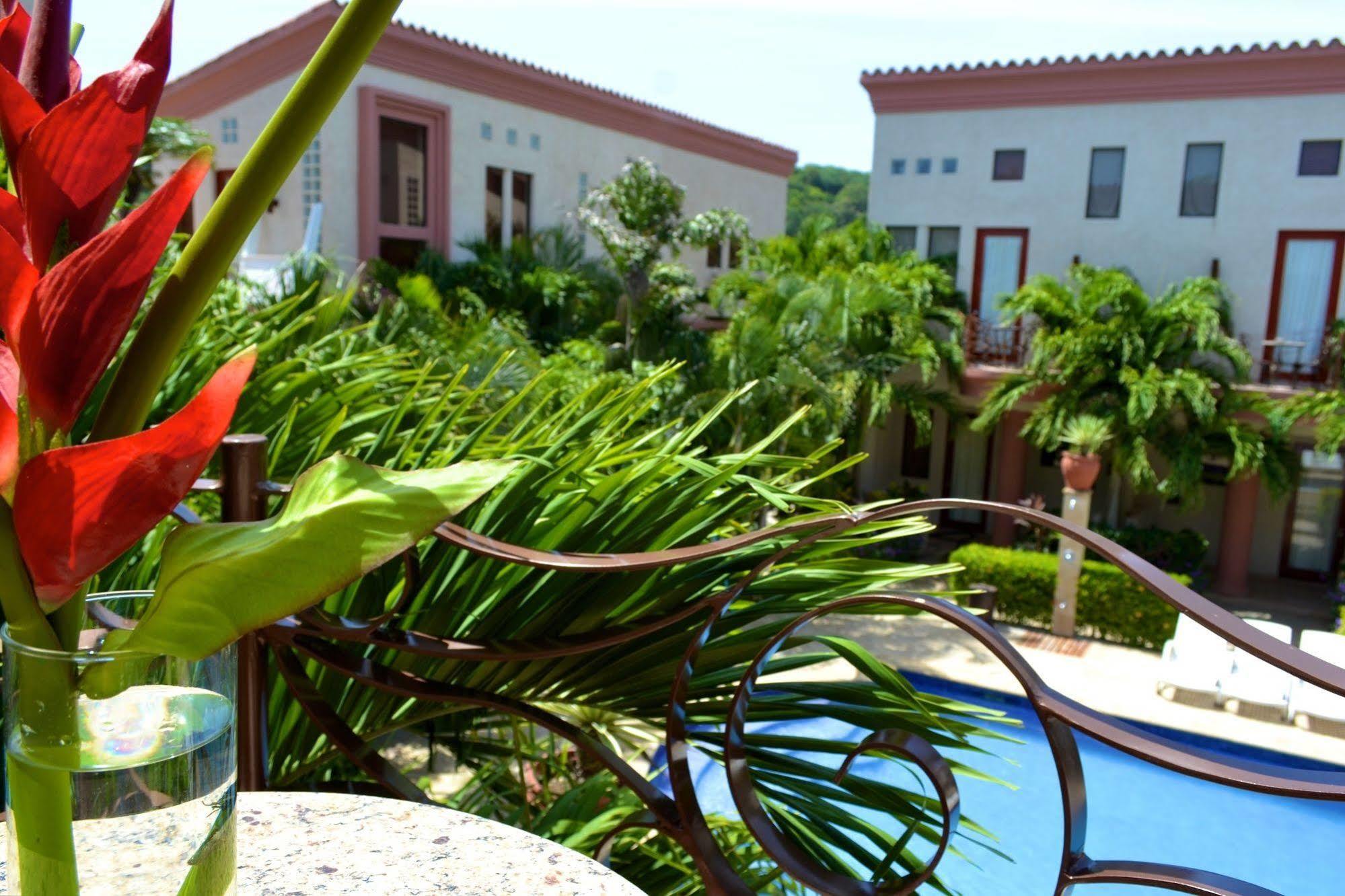 Las Sirenas Hotel And Condos 웨스트 베이 외부 사진