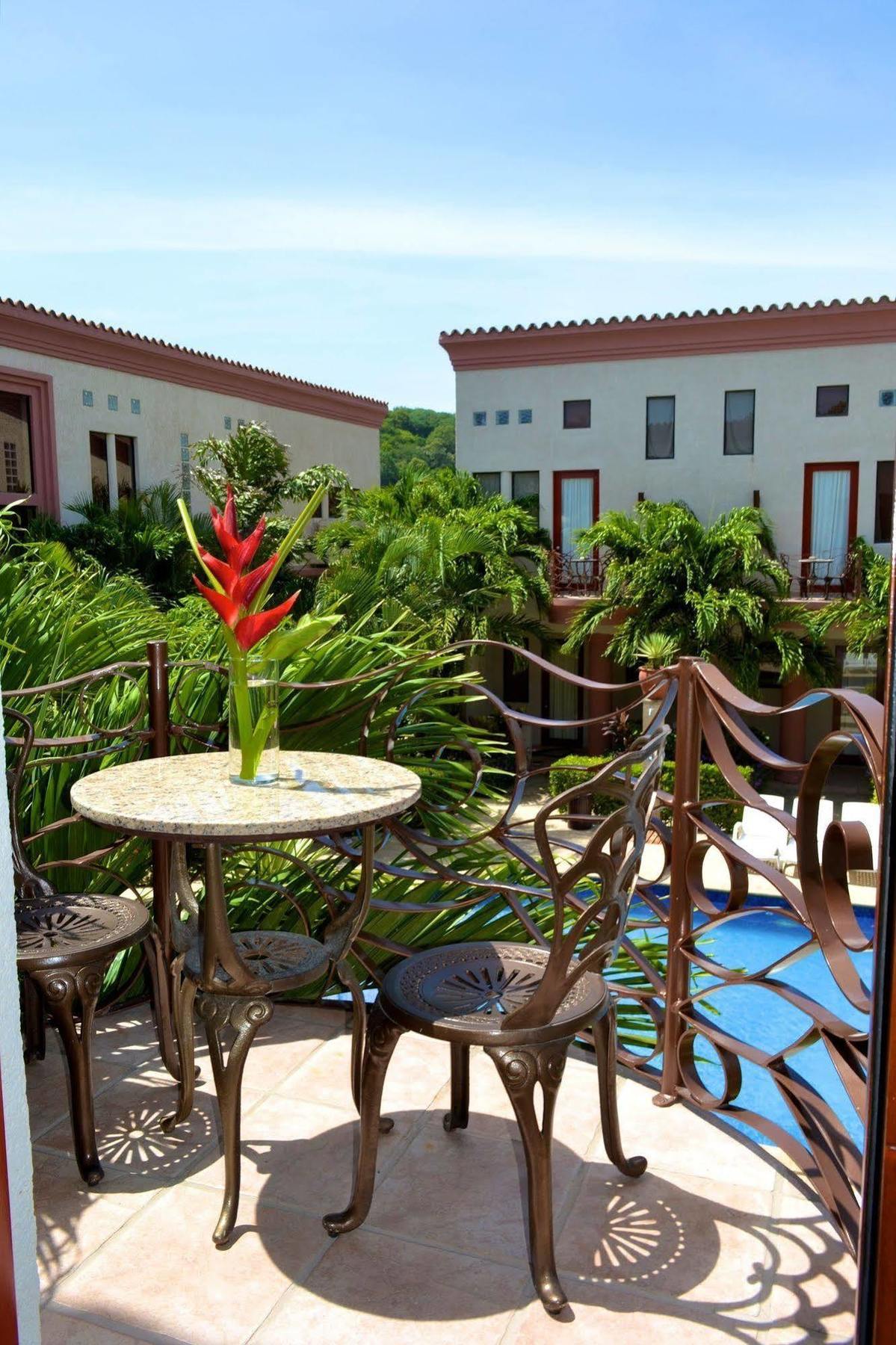 Las Sirenas Hotel And Condos 웨스트 베이 외부 사진